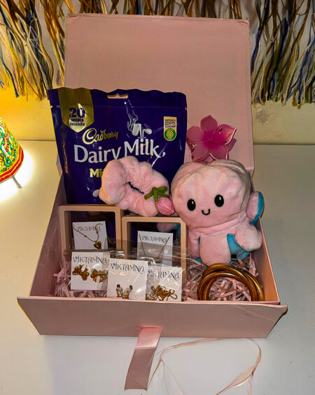 Blush Love Premium Gift Hamper – Jewellery & Chocolate Combo