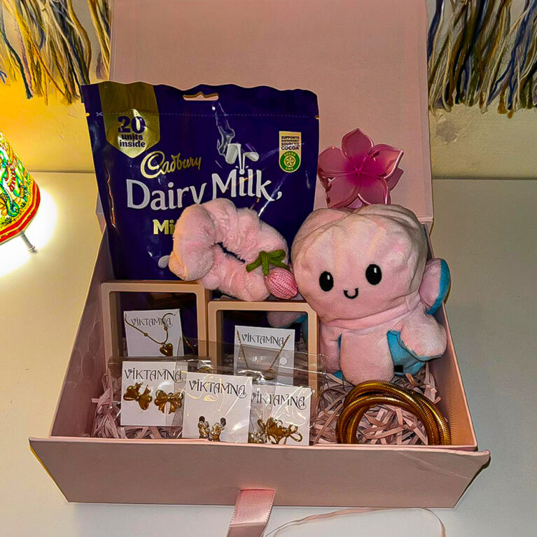 Blush Love Premium Gift Hamper – Jewellery & Chocolate Combo