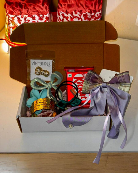 Trendy Bow Edition Gift Hamper